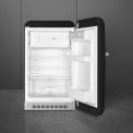 Het interieur van de Smeg FAB10RBL5 zwarte koelkast - rechtsdraaiend