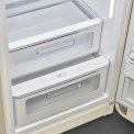 Onderin de Smeg FAB28RCR5 koelkast creme - rechtsdraaiend bevinden zich handige groentelades waarin de luchtvochtigheid regelbaar is