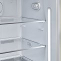 De Smeg FAB28RCR5 koelkast creme - rechtsdraaiend is voorzien van heldere LED verlichting door de hele koelkast