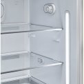 Op deze foto zijn de lichtstrips en de thermostaat van de Smeg FAB28RDTP5 koelkast zichtbaar