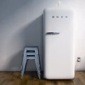 Het super gave design van de retro jaren'50 serie van SMEG wordt benadrukt door de kleur wit