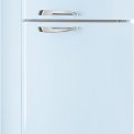 De Smeg FAB50RPB5 koelkast blauw heeft kenmerkende afgeronde hoeken en chromen details