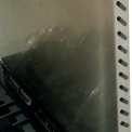 In de zijkant van de Smeg KITC9X achterwand roestvrijstaal heeft u te maken met sleuven voor het afvoeren van de warmte van de oven.
