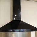 De Smeg KSED92NXE heeft een strak design in hoogglans zwart, welke perfect te combineren is met de zwarte fornuizen