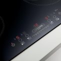 De elektronische tiptoetsbediening op de WHIRLPOOL inductie kookplaat ACM808NE