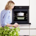 In de Atag CS6674M combi-stoomoven zwart inbouw bakt u de heerlijkste gerechten