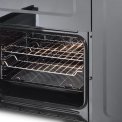 De ovens linksonder is multifunctioneel en beschikt over een inhoud van 53 liter