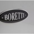 Op de klep van het fornuis is een Boretti logo geplaatst