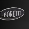 Op de klep van het fornuis is een Boretti logo geplaatst