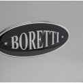 Op de klep onder de ovens van de Boretti MFBI902IX is het Boretti logo geplaatst