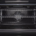 Foto van de ruime multifunctionele oven in de Boretti VP96ZW DF. Deze heeft een inhoud van 89 liter en een energieklasse A label