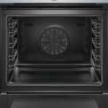 Foto van de binnenzijde van de Bosch HBG675BS1 inbouw oven