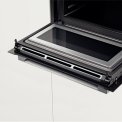 De ovendeur van de Bosch CMG636BS2 oven met magnetron