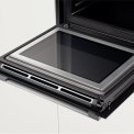 De ovendeur van de Bosch HMG636NS1 oven met magnetron