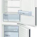 De binnenzijde van de Bosch KGV39VW31 koelkast wit
