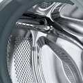 De rvs trommel bevindt zich in de Bosch WAJ28000NL wasmachine in een kunststof kuip