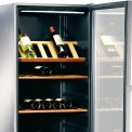 De houten leggers zorgen voor een overzichtelijke indeling in uw wijn koelkast