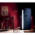 De Smeg FAB28RDB koelkast heeft een exclusief design door de fraaie naden en de denim stof