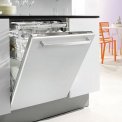 De Miele G4292 SCVi kan ingebouwd worden in de keuken waarbij uw keukenpaneeldeur weer op de vaatwasser gemonteerd kan worden.