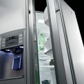 Dankzij de lange stanggrepen is deze Amerikaanse koelkast niet alleen fraai vormgegeven, maar ook nog praktisch in gebruik