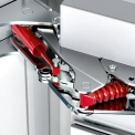 De Bosch KUR15A65 beschikt over zeer degelijke scharnieren waarmee u uw eigen keukenpaneeldeur weer voor de koelkast kunt bevestigen