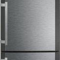 De Liebherr CBNPbs3756 koelkast is voorzien van massieve aluminium deurgrepen