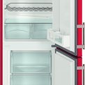 Foto van de geopende Liebherr CUfr3311 koelkast uitgevoerd in de kleur rood