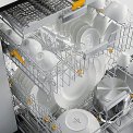 De Miele G4960 SCVi inbouw vaatwasser beschikt over een bovenkorf, een onderkorf en een bestekmand