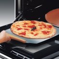 Foto van de SMEG pizzasteen PRTX gecombineerd met bijpassende pizzaschep PALPZ