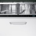 Het bedieningspaneel van de Samsung DW60M6040BB bevindt zich op de bovenrand van de deur