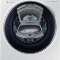 De Samsung WW12K8402OW afgebeeld met geopende Addwash klep