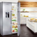 Met 121 cm. breedte, een strak design en vingervlekvrije rvs deuren is deze koelkast een aanwinst voor elke keuken