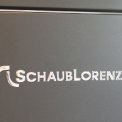 Het logo van de Schaub Lorenz DBF19060B-8106 bevindt zich voorop de koelkast