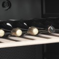 De Smeg SCV115A wijn koelkast beschikt over houten rekken aan de binnenzijde