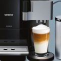 De Siemens TE717209RW koffiemachine zwart wordt geleverd met geisoleerde melkcontainer voor het beste merlkschuim