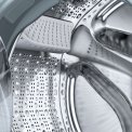 De Siemens WM6HXF90NL wasmachine heeft een roestvrijstalen trommel in een kunststof kuip