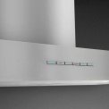 Praktisch is de tiptoets bediening op de rand van de Smeg KBT900XE wand afzuigkap