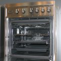 Foto van de binnenzijde van de oven van Smeg C6IMX8 inductie fornuis