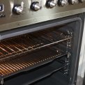 Foto van de oven van de Smeg C7GMXNL8 uitgevoerd met twee roosters en een bakplaat