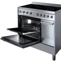 De grote oven van de Smeg C92IPX8 heeft een pyrolyse stand waarmee de oven zichzelf schoon kan branden