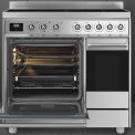 De grote ruime oven links heeft een energieklasse A label en beschikt over verschillende functies