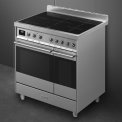 De Smeg C92IPX9 heeft een strak design met rechte hoeken en een stanggreep