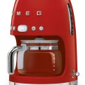 Met de Smeg DCF02RDEU koffiezetapparaat kunt u 10 kopjes koffie zetten.