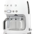 De Smeg DCF02WHEU heeft de bediening aan de voorzijde (chromen knoppen boven de koffiepot)