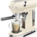 Met de Smeg ECF01CREU kunt u behalve gewone koffie ook cappuccino bereiden