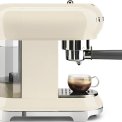 Zijaanzicht van de Smeg ECF01CREU espresso koffiemachine