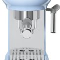 Frontaanzicht van de Smeg ECF01PBEU koffiemachine
