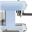 Zijaanzicht van de Smeg ECF01PBEU koffie machine