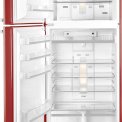 Het interieur van de Smeg FAB50LRD koelkast rood