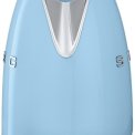 De Smeg KLF01PBEU waterkoker blauw is uitgerust in het jaren 50 retro design